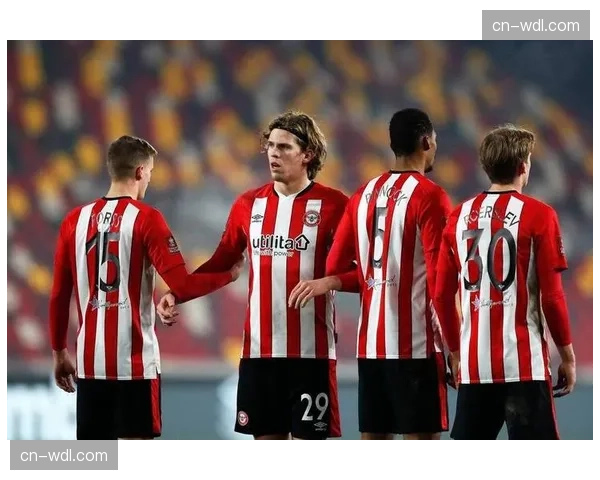 实时:布伦特福德vs狼队因极端天气(雷电)暂停,球迷需留在座位 实时:布伦特福德vs狼队因极端天气(雷电)暂停,球迷需留在座位